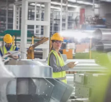 factory_floor_workers_woman_hardhat_helmet_tablet_2600x1462_1904_25.png